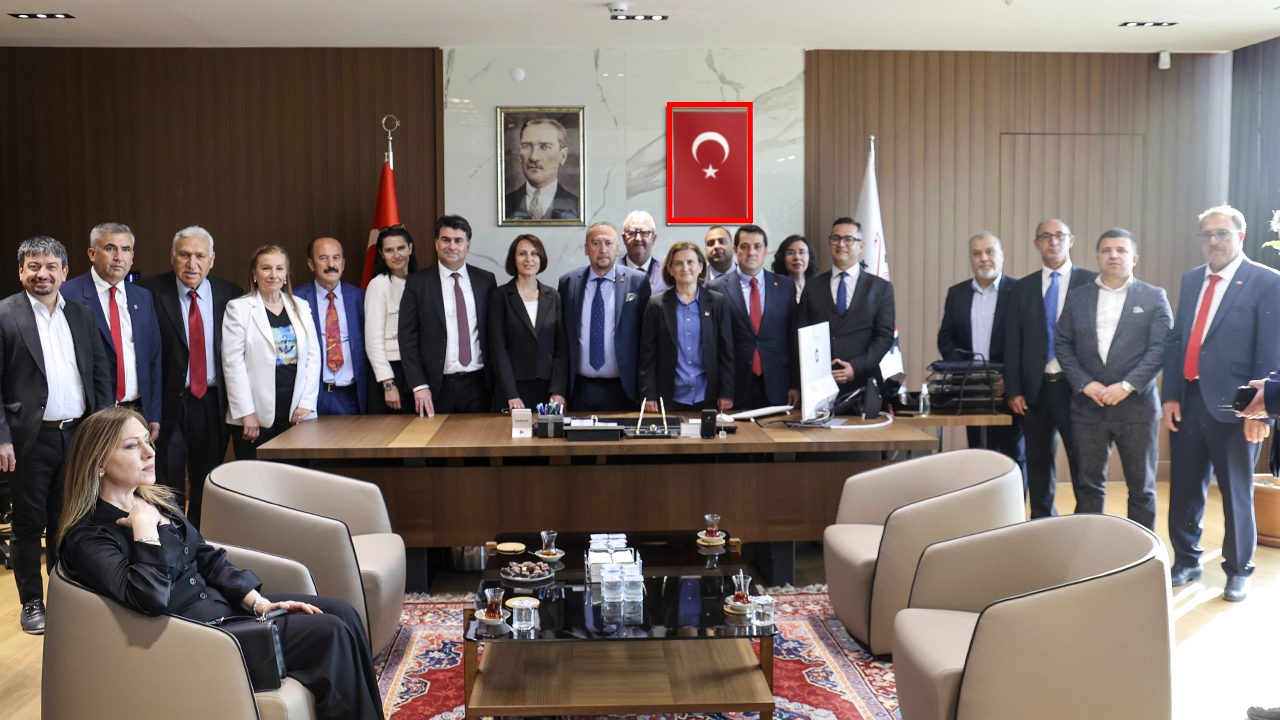 Özkan Yalım’ın İlk İşi Tayyip Erdoğan Resmini Kaldırmak Oldu