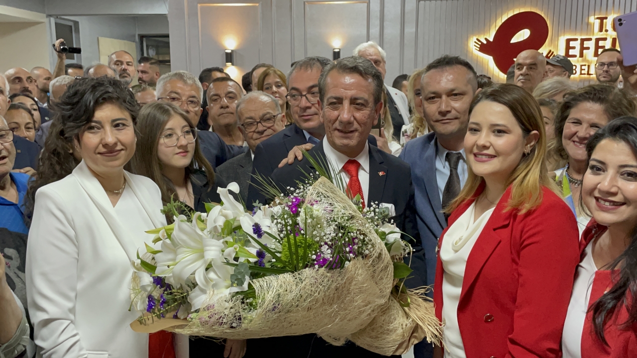 Efeler Belediye Başkanı Anıl Yetişkin, mazbatasını aldı