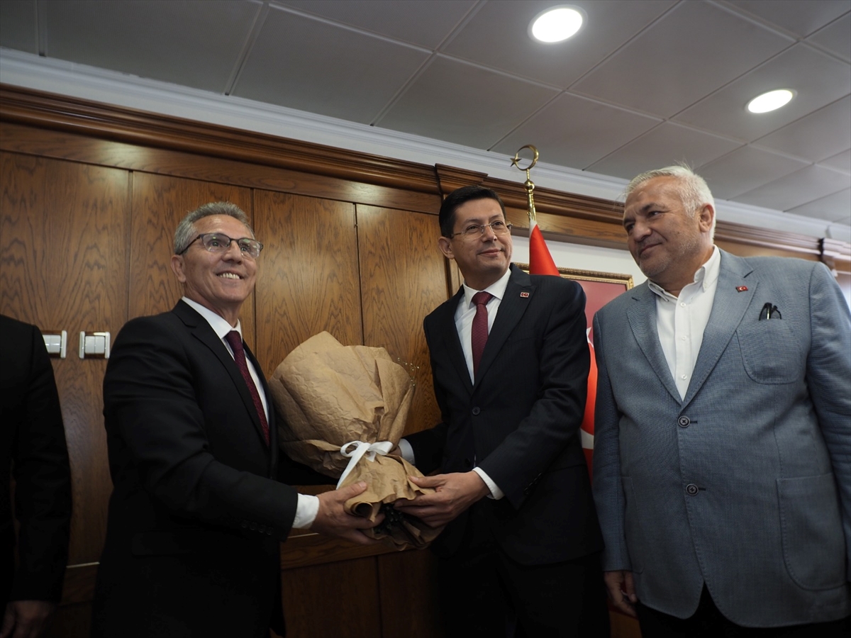 Nazilli Belediye Başkanı Ertuğrul Tetik, mazbatasını aldı