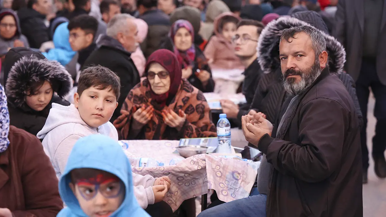 Uşak Belediyesi İsmetpaşa Caddesinde Toplu İftar Verecek