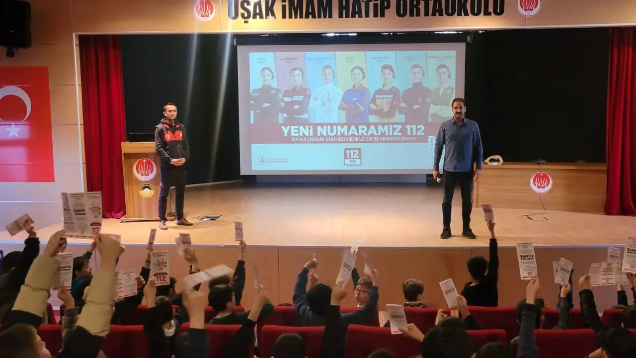 112 Ekipleri Okullarda Eğitimleri Sürdürüyor
