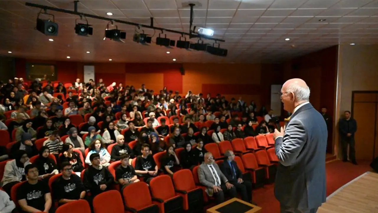 Rektör Savaş, ‘‘Batı Medeniyetinin Arkasındaki Sır: İslam Bilimini Anlattı