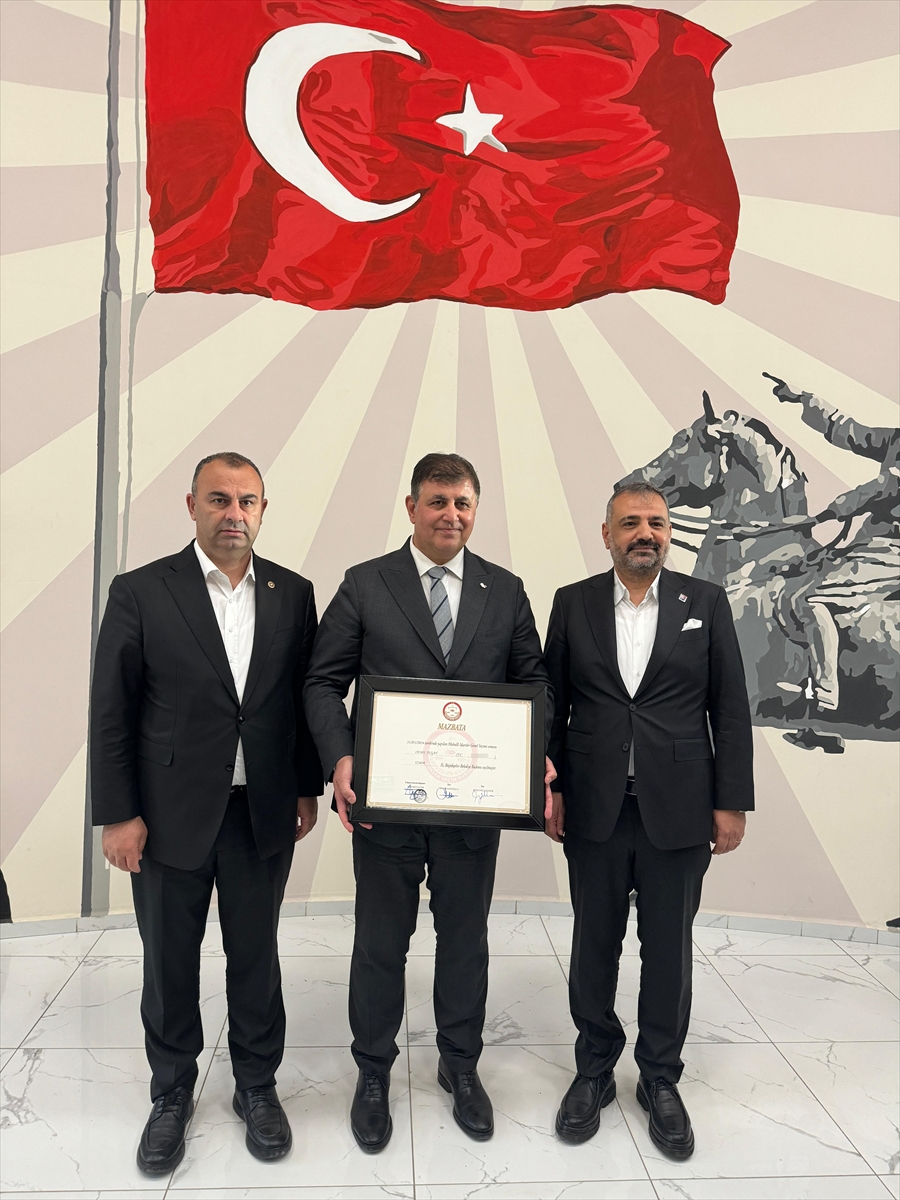 İzmir Büyükşehir Belediye Başkanı Cemil Tugay, mazbatasını aldı