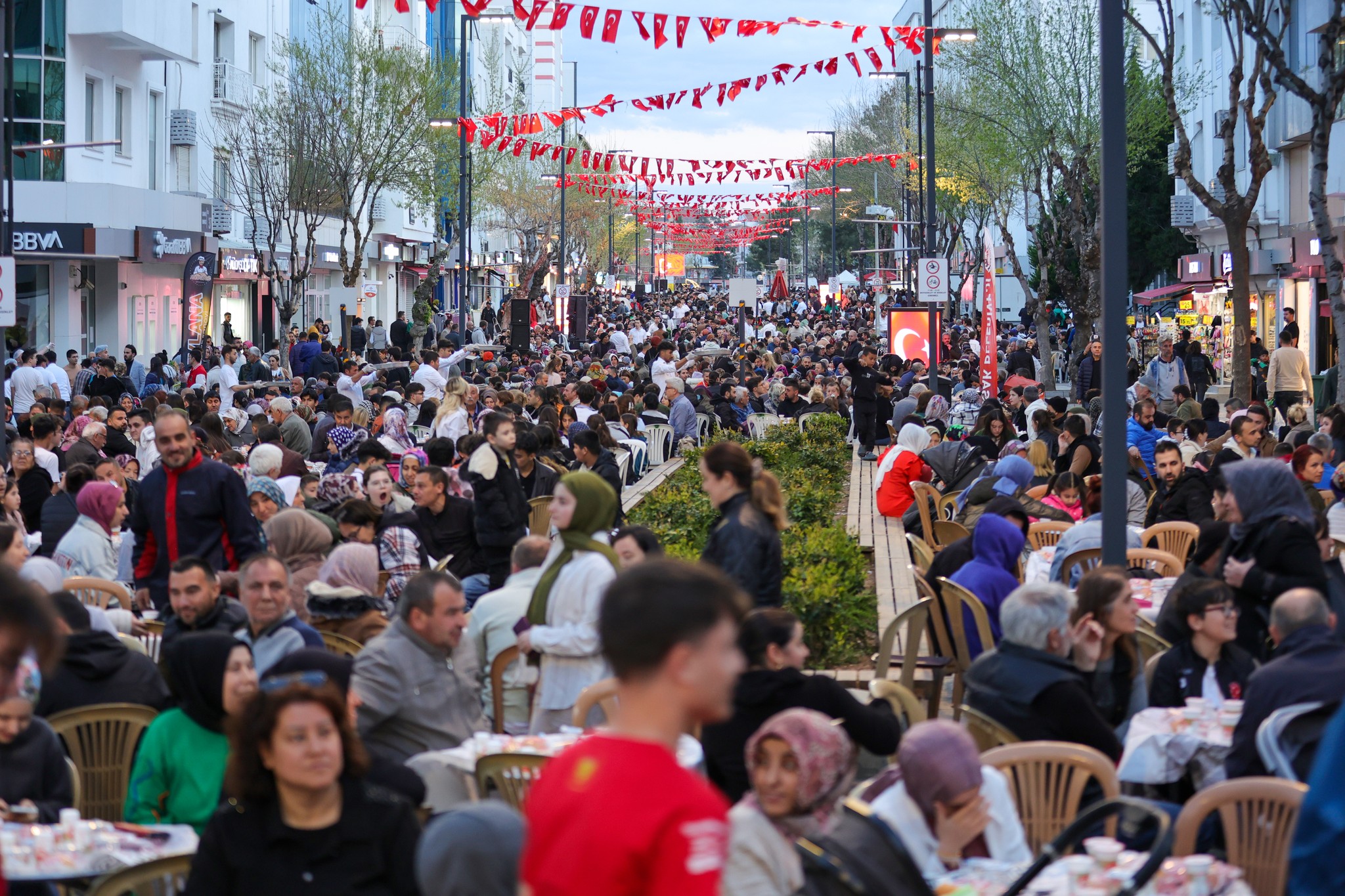 Kadir Gecesinde Binlerce Uşaklı Birlikte Oruç Açtı, Dua Etti