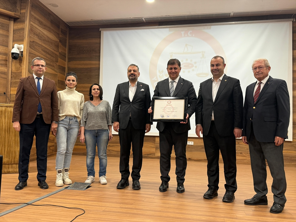 İzmir Büyükşehir Belediye Başkanı Cemil Tugay, mazbatasını aldı