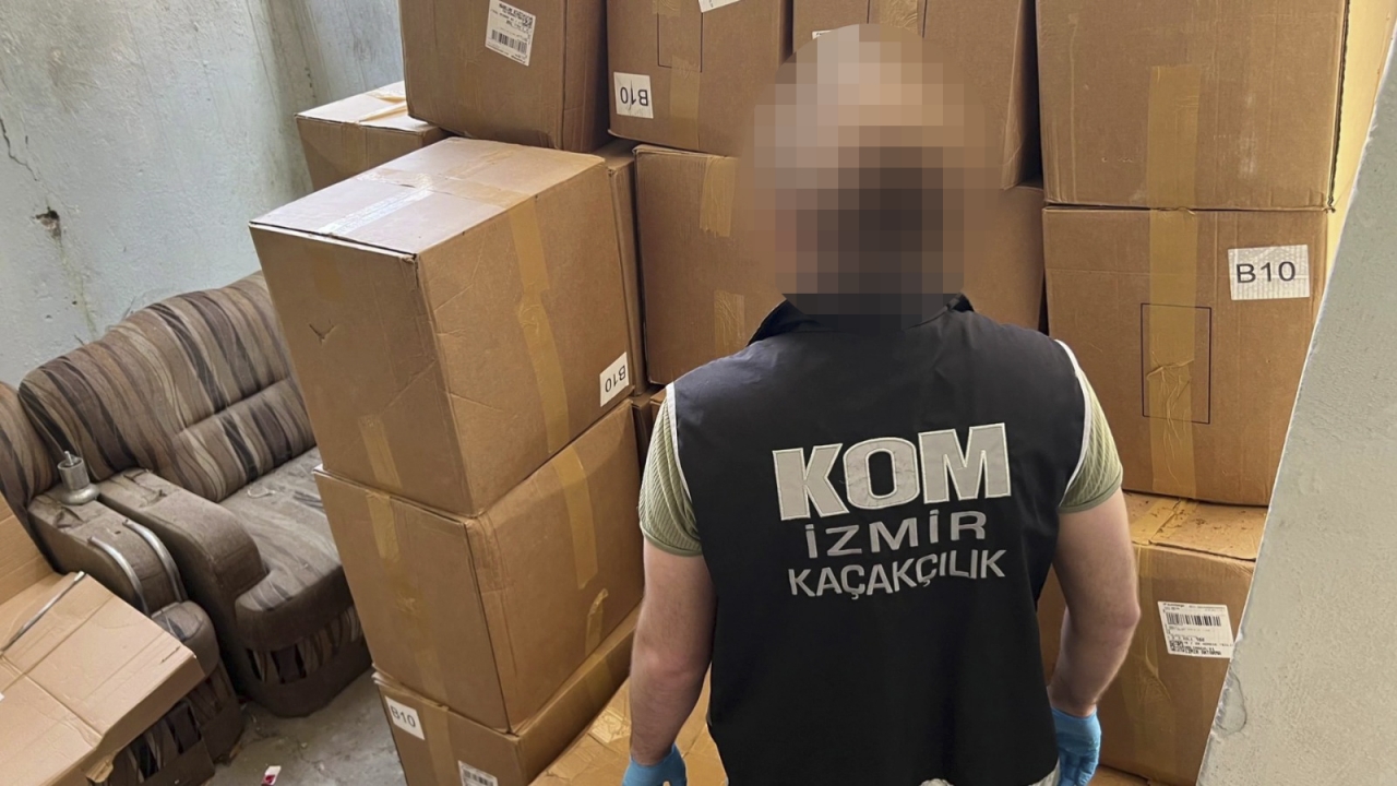 İzmir'de 10 milyon 833 bin 200 makaron ele geçirildi