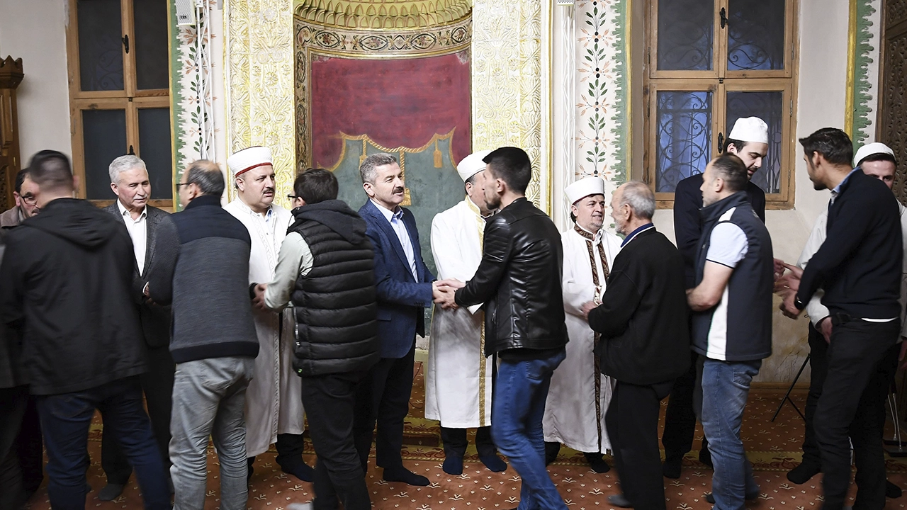 Uşak Valisi Ergün, Ulu Cami'de Düzenlenen "Kadir Gecesi" Programına Katıldı