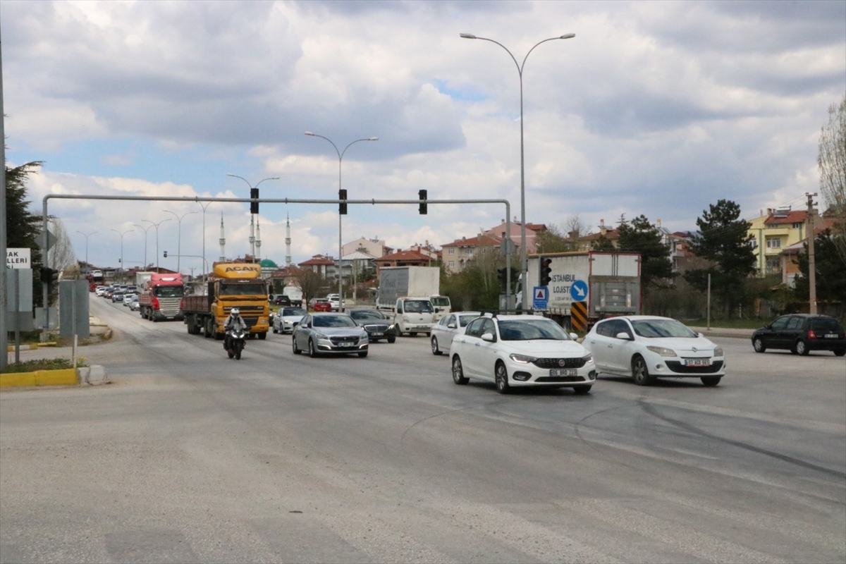Afyonkarahisar-Antalya kara yolunda bayram tatili yoğunluğu artıyor