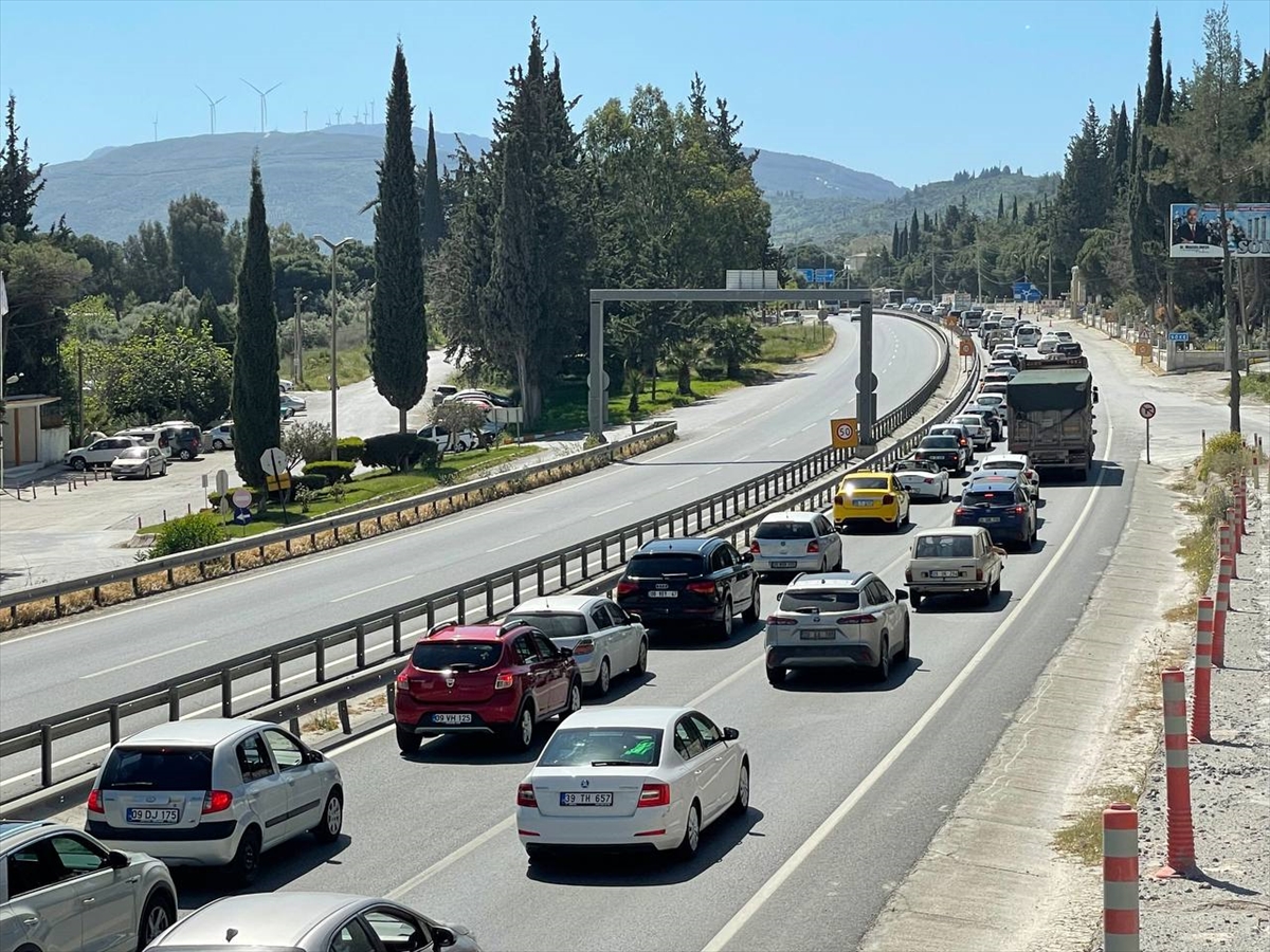 Aydın'da turizm güzergahlarında trafik yoğunluğu yaşandı