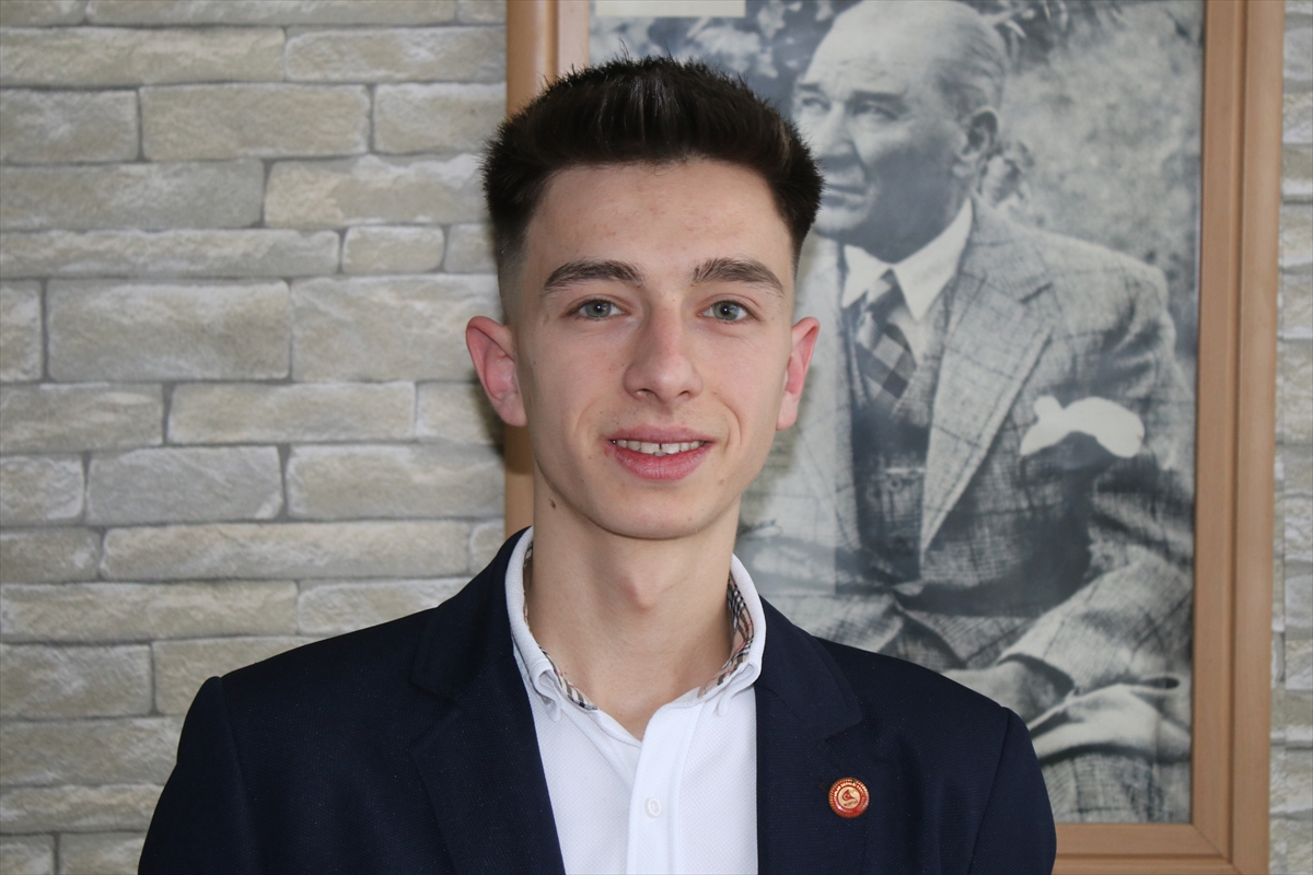 Kütahya'da 18 yaşında muhtar seçilen genç, görevi selefinden devraldı
