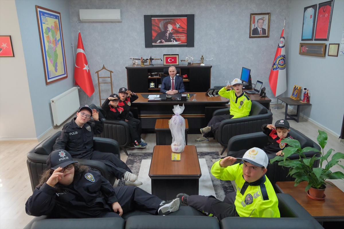 Denizli'de Down sendromlu öğrenciler emniyet müdürlüğünde bir gün geçirdi