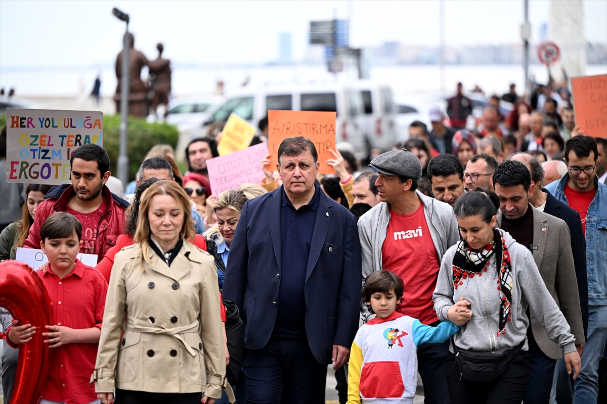 İzmir'de otizm farkındalığı için yürüyüş düzenlendi