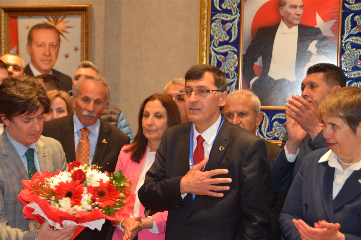 Kütahya Belediye Başkanı Eyüp Kahveci mazbatasını aldı