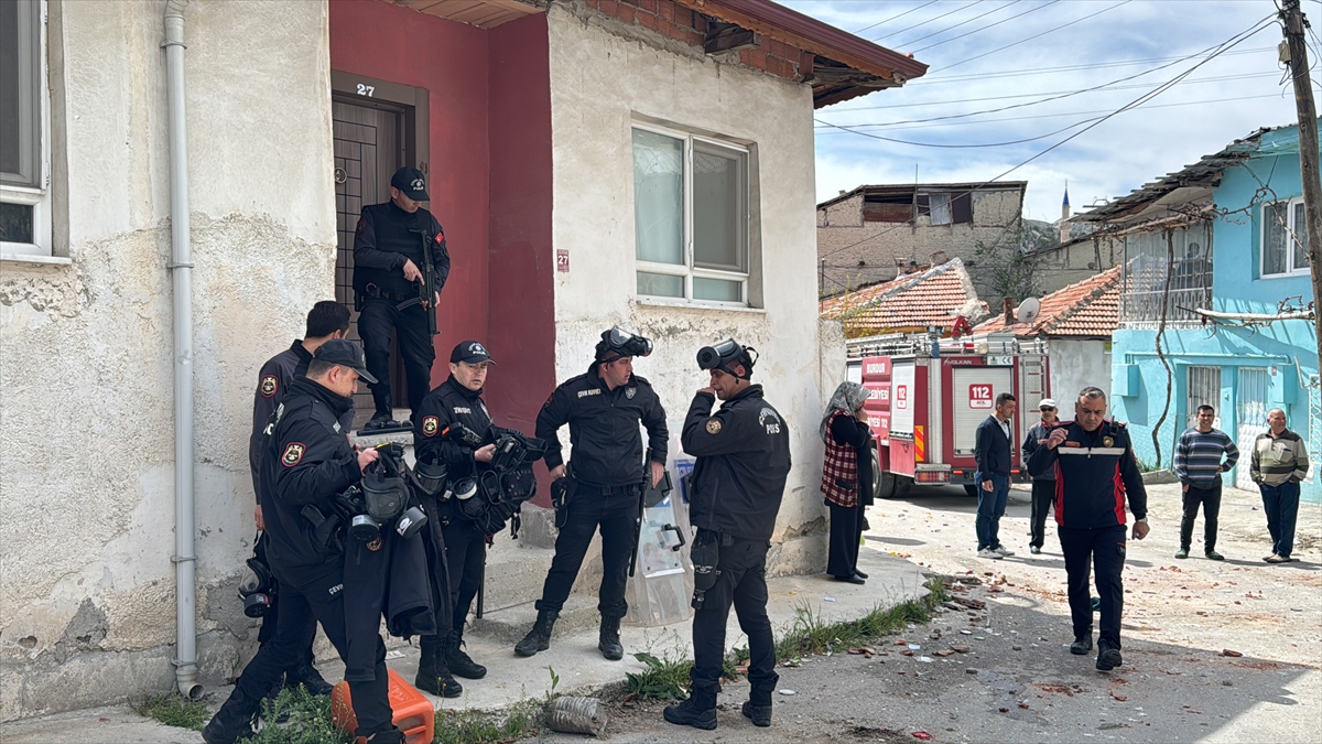 Şizofreni hastasını kontrol altına almaya çalışan 4 polis hastanelik oldu