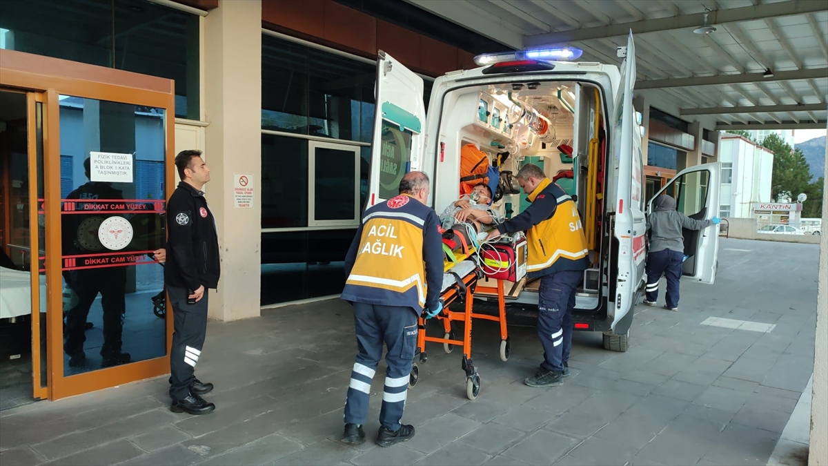 Seydişehir'de traktör ile tarım aleti arasına sıkışan kişi yaralandı