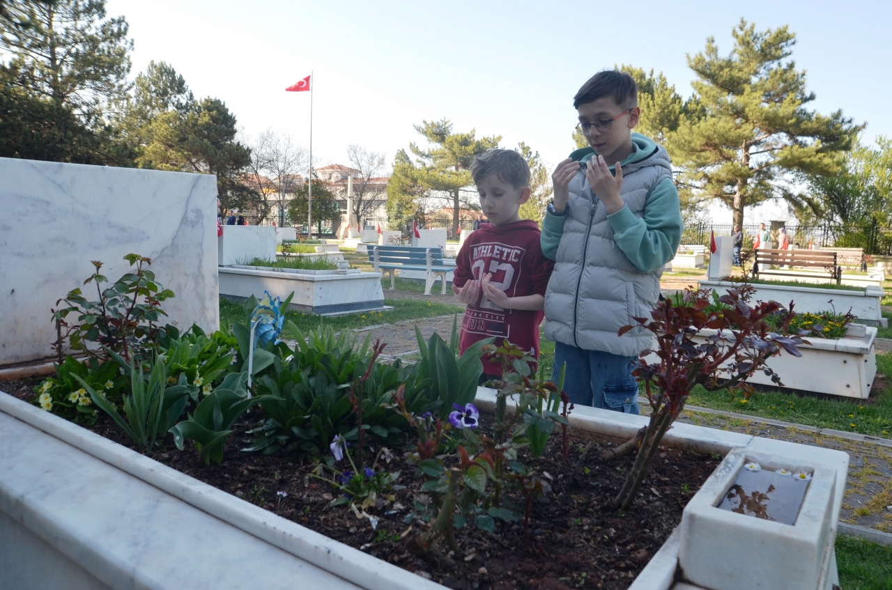 Kütahya’da şehitliklerde hüzünlü bayram arifesi