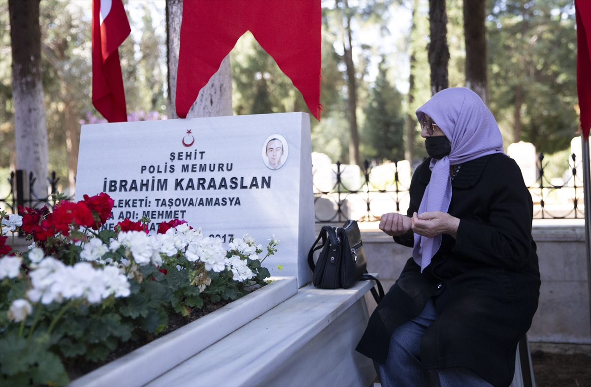 Aydın'da polisler şehitlikleri ziyaret etti