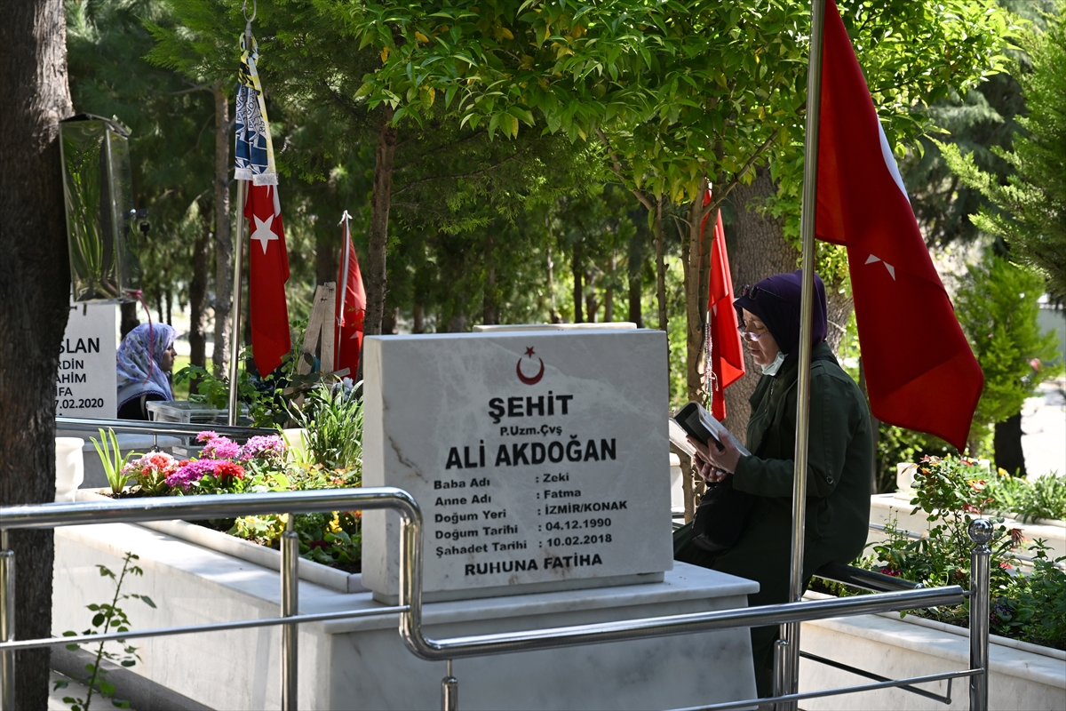 İzmir'de şehit yakınları bayram öncesi şehitliği ziyaret etti