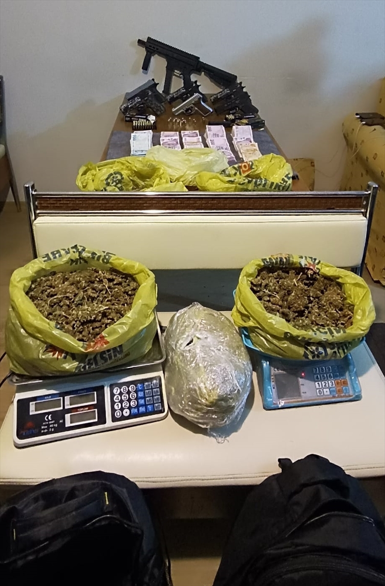 İzmir'de uyuşturucu ticareti yaptıkları iddiasıyla 2 şüpheli tutuklandı