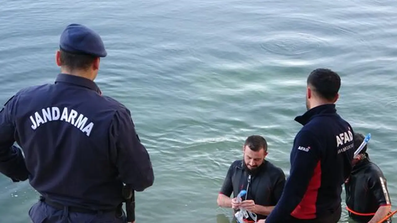 "Uşak'ta Karaağaç Gölet'ine Araç Düştü: Arama Çalışması Başlatıldı