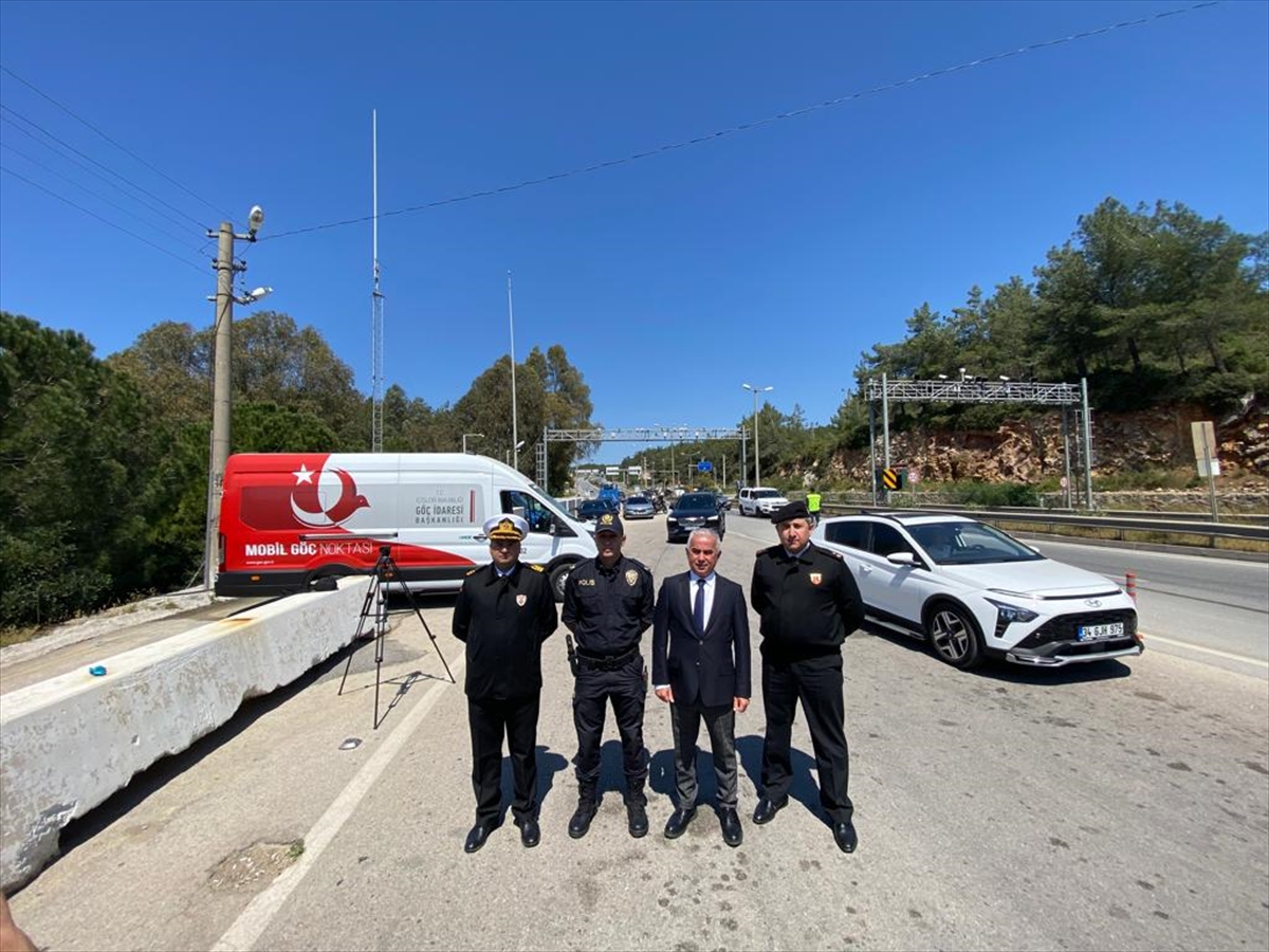 Muğla ve ilçelerinde polis ve jandarma ekipleri bayram trafiği tedbirlerini artırdı