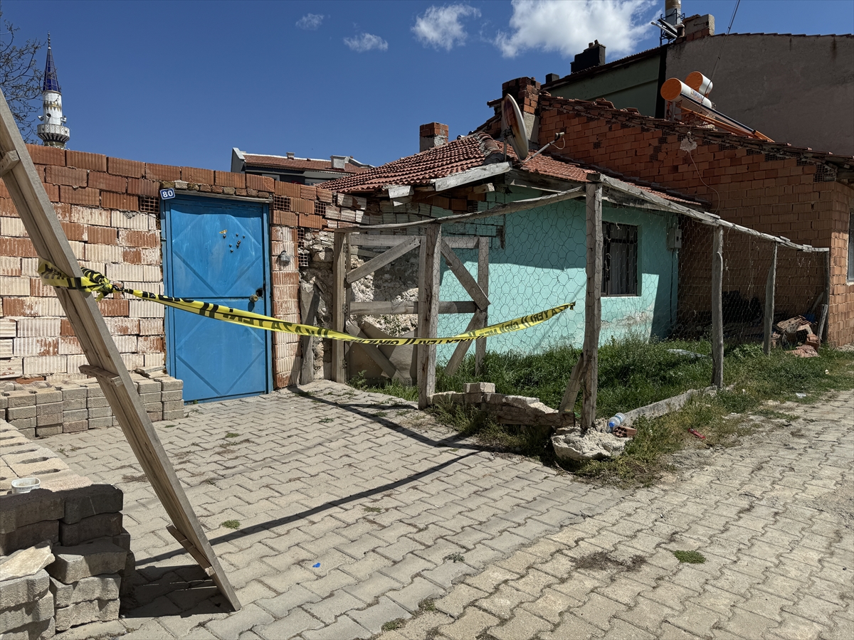 Afyonkarahisar'da bir kişi boşandığı eşinin kocası ile annesini pompalı tüfekle yaraladı