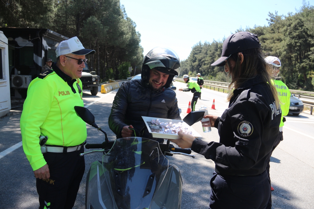 Manisa'da polis sürücü ve yolcuların bayramını kolonya ve şekerle kutladı