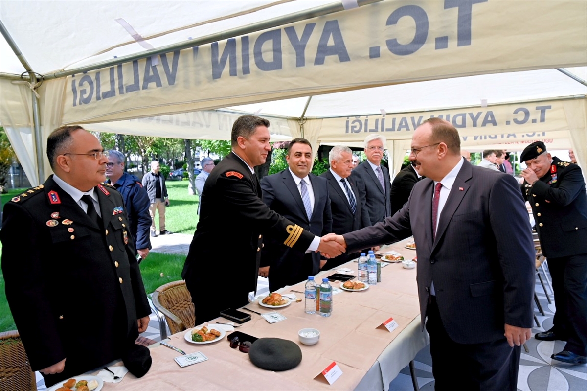 Aydın'da kent protokolü bayramlaştı