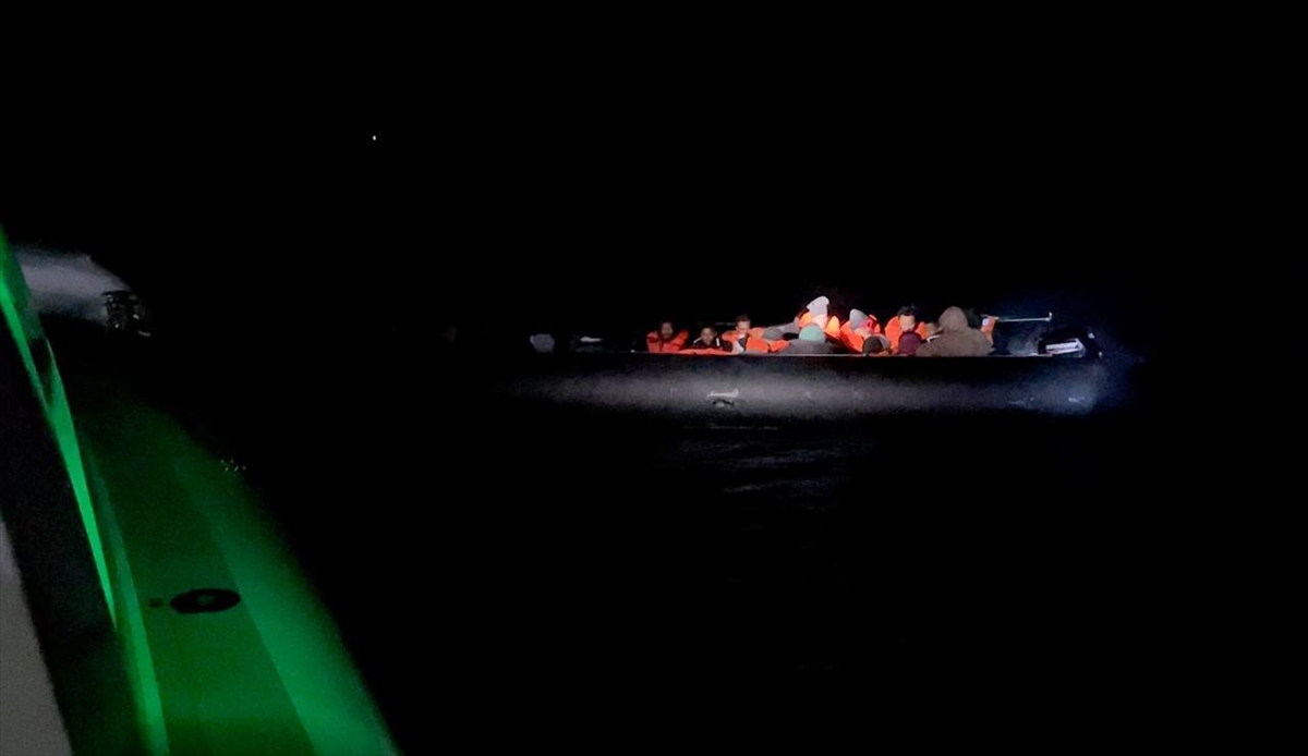 İzmir açıklarında 58 düzensiz göçmen yakalandı