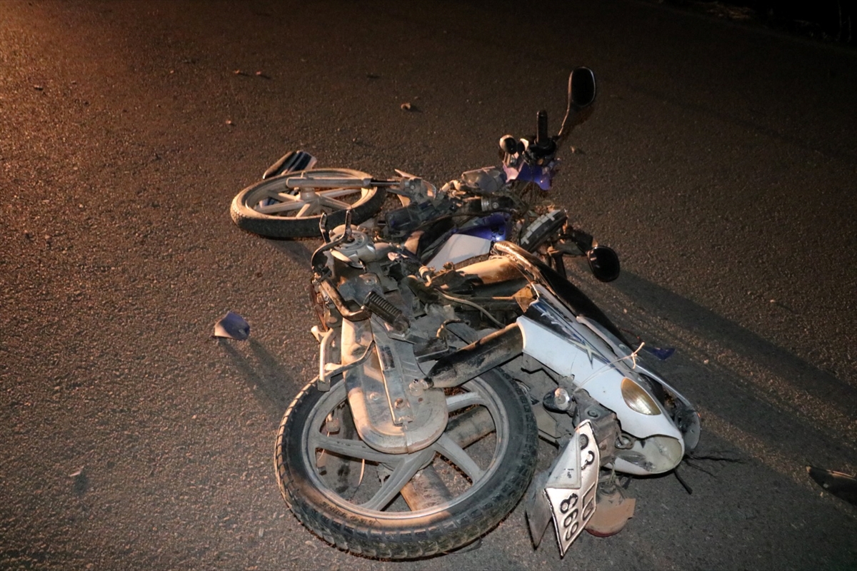 Afyonkarahisar'da hafif ticari araçla çarpışan motosiklet sürücüsü yaralandı