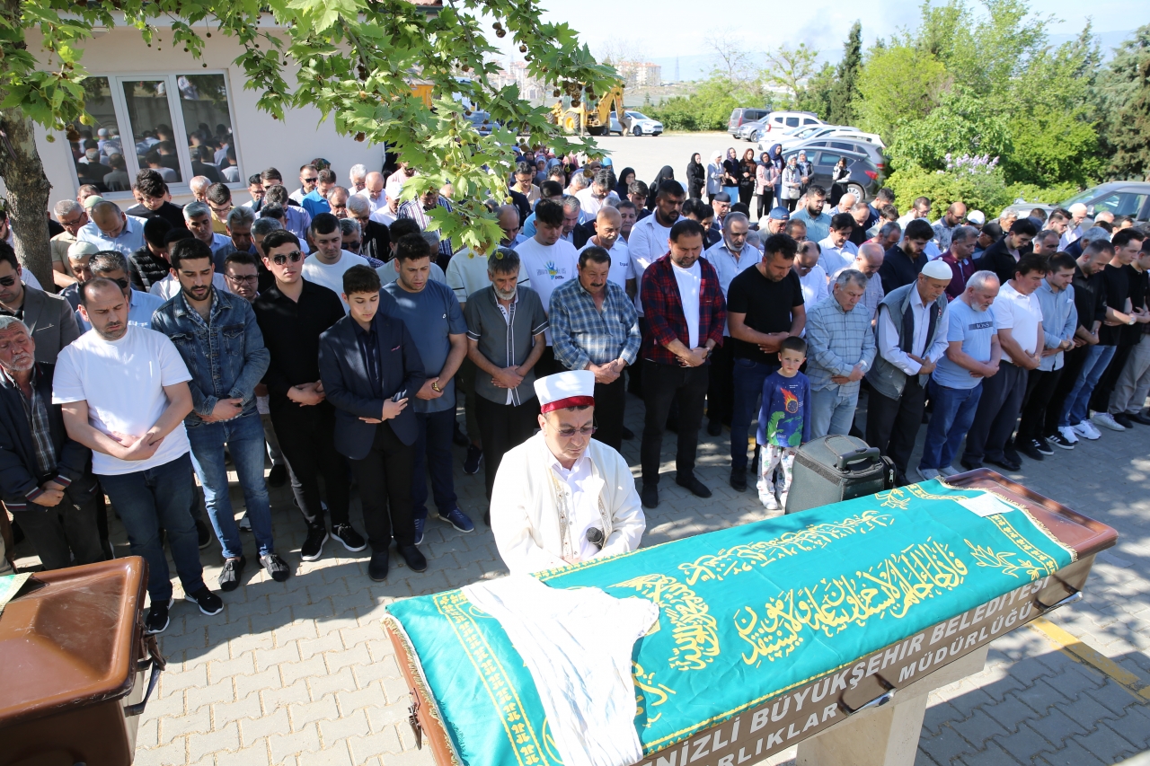 Denizli'de otomobille pikabın çarpıştığı kazada 2 kişi öldü