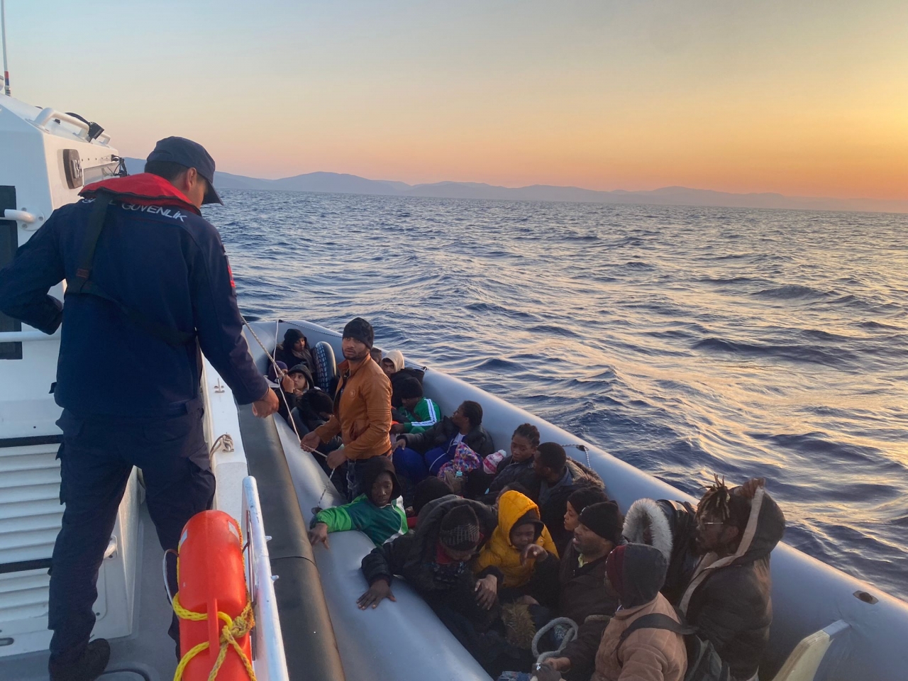 Muğla açıklarında 29 düzensiz göçmen kurtarıldı
