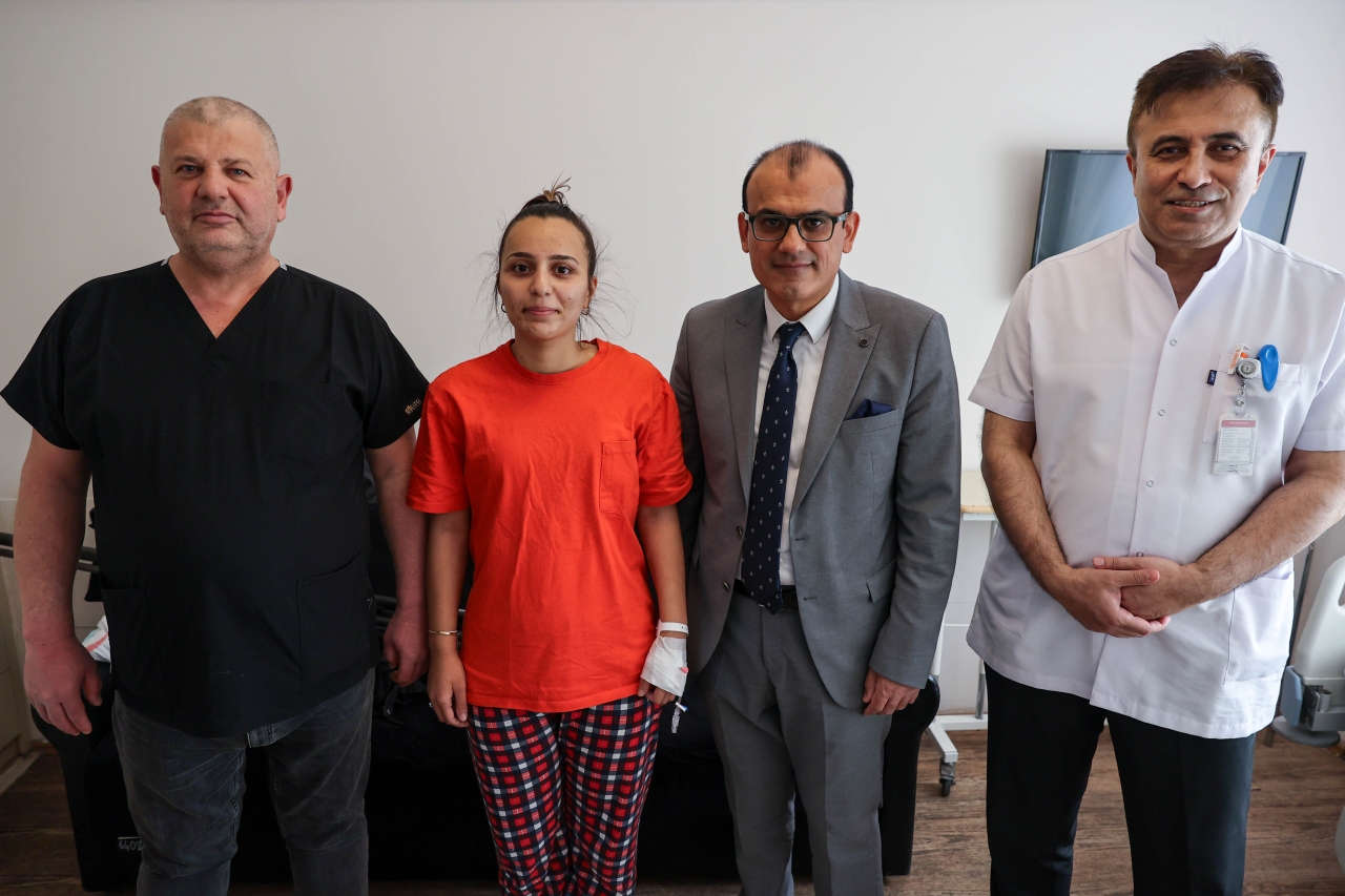 Kazada omurgası kırılan genç kız, yaş günündeki ameliyatla yürümeye başladı