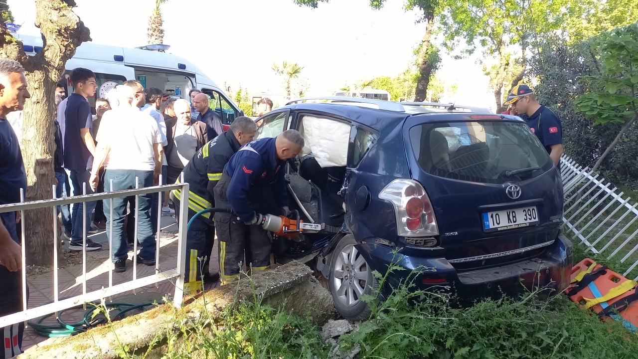 Manisa'da iki otomobil çarpıştı, 7 kişi yaralandı