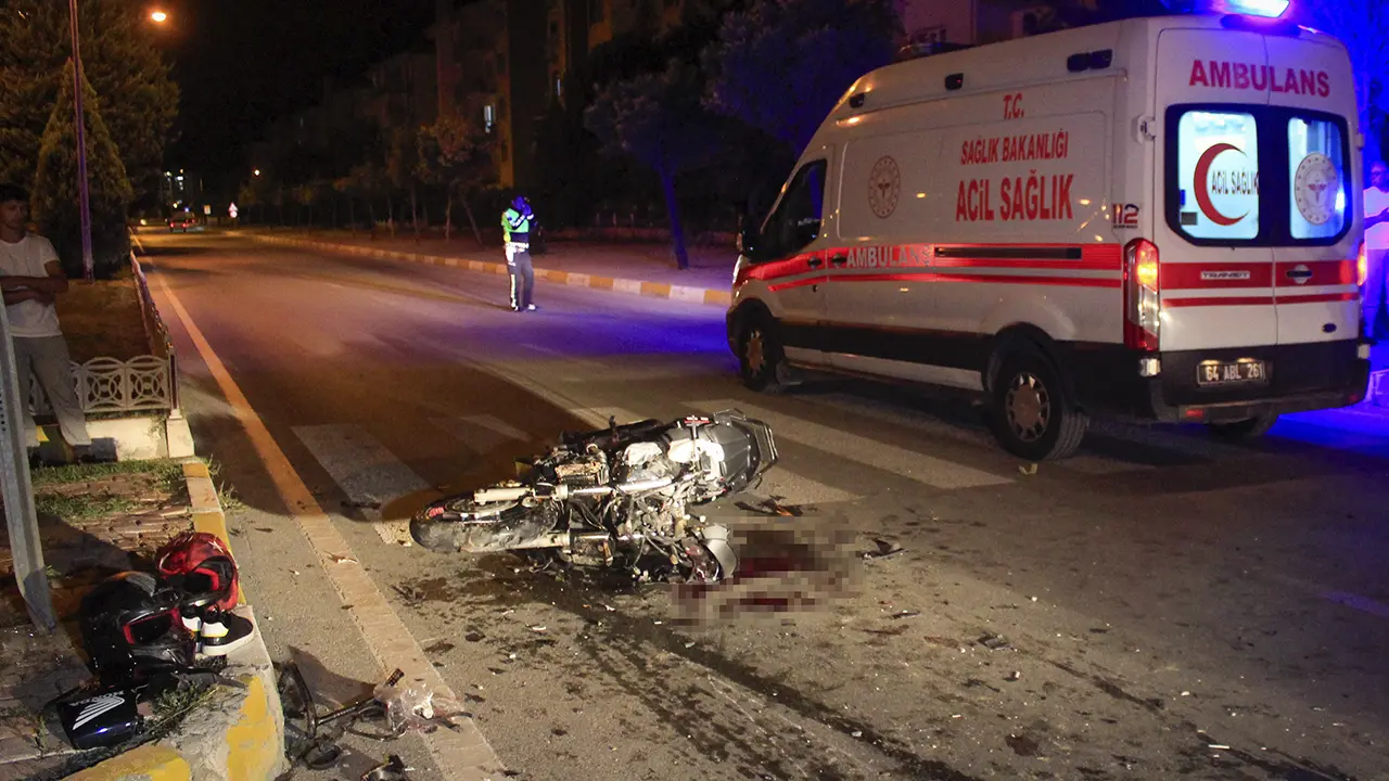 Afyonkarahisar'da istinat duvarına çarpan motosikletin sürücüsü öldü