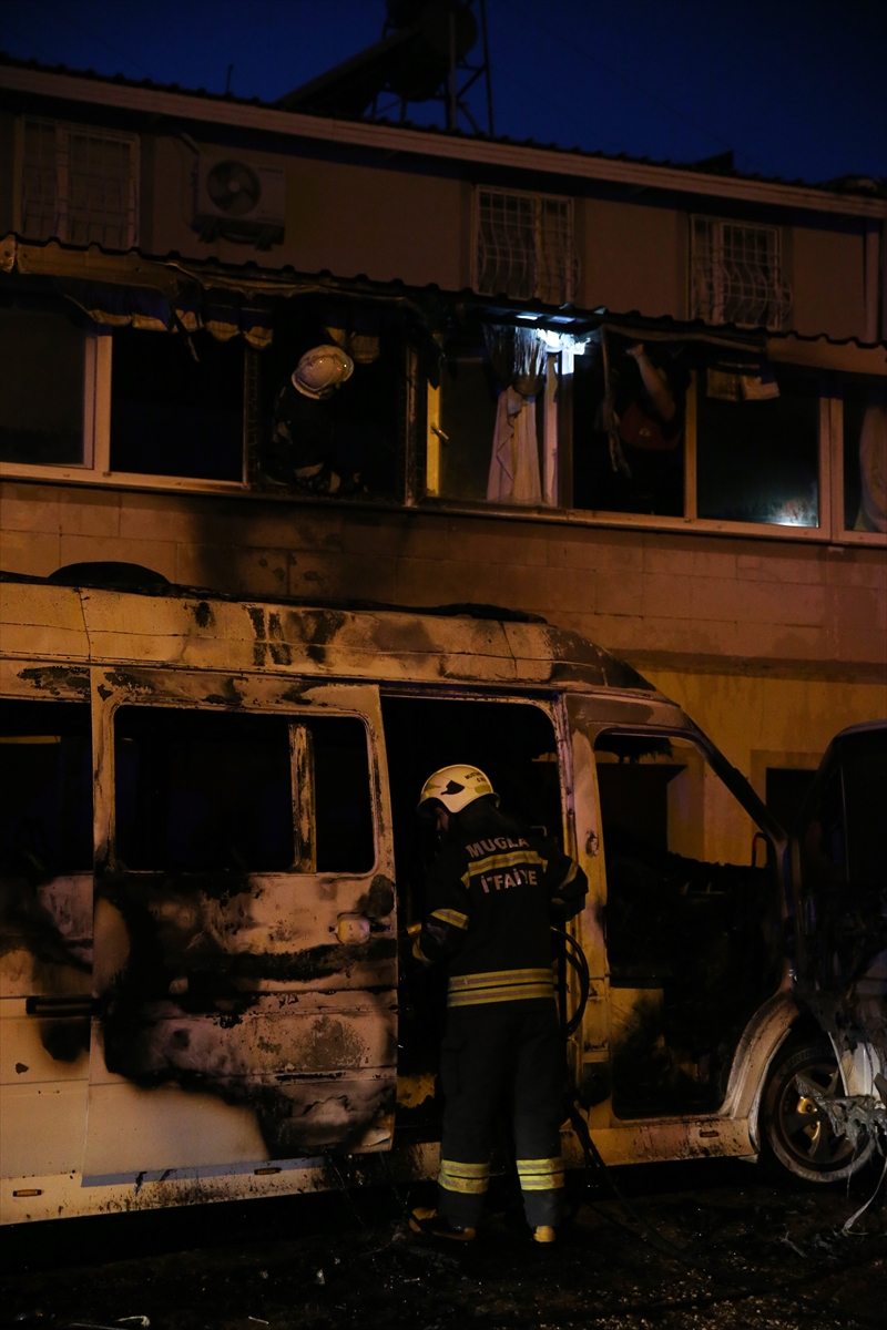 Muğla'da minibüste çıkan yangın sıçradığı eve zarar verdi