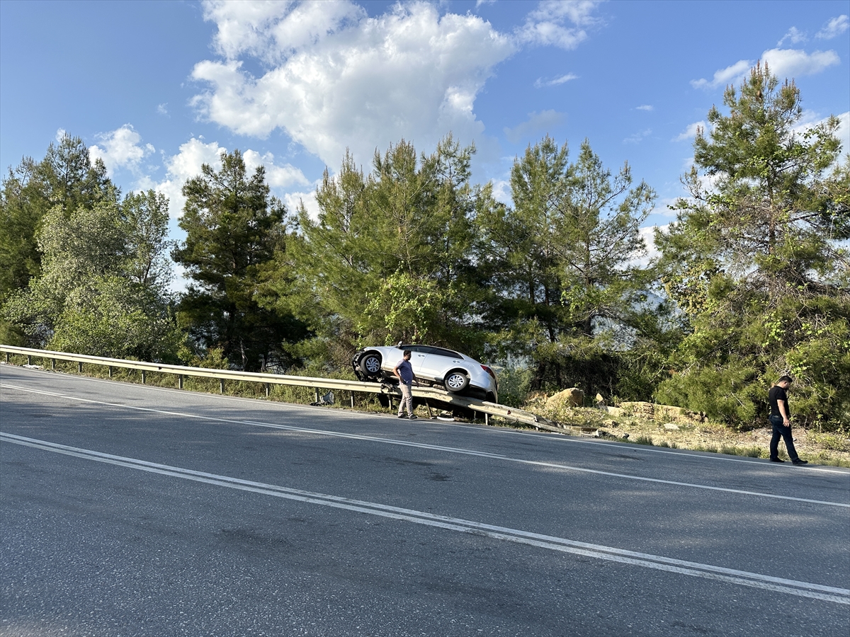 Otomobil otoyoldaki bariyerlere çarptı, 2 kişi yaralandı
