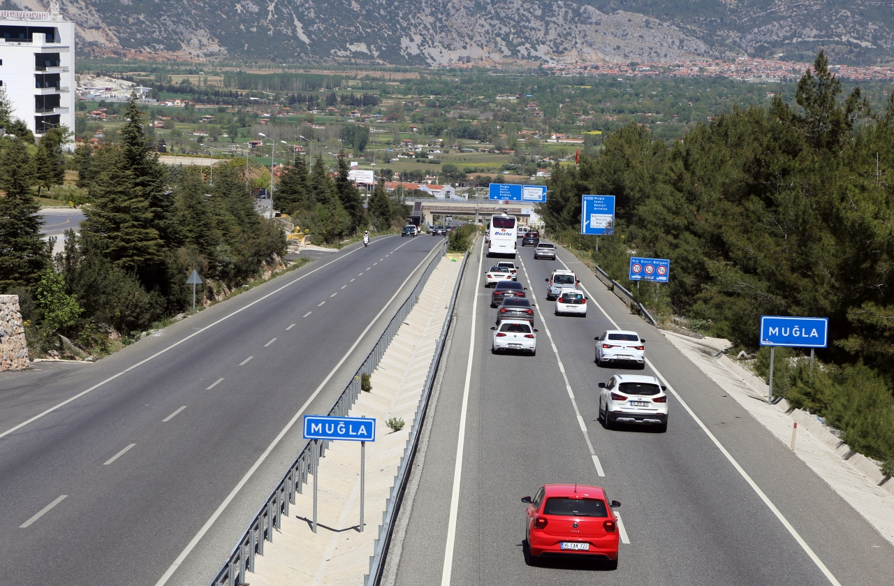 Muğla ve Antalya'da tatilciler, dönüş yolunda yoğunluk oluşturdu