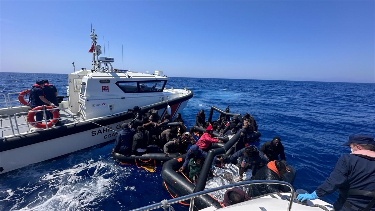 Muğla açıklarında can sallarındaki 52 düzensiz göçmen kurtarıldı
