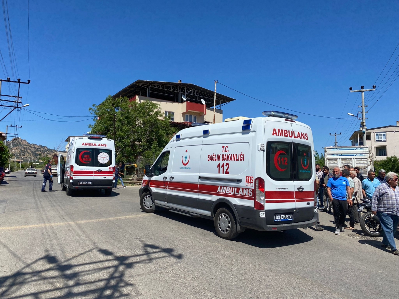 Nazilli’de otomobil ile motosikletin çarpıştığı kazada 3 kişi yaralandı