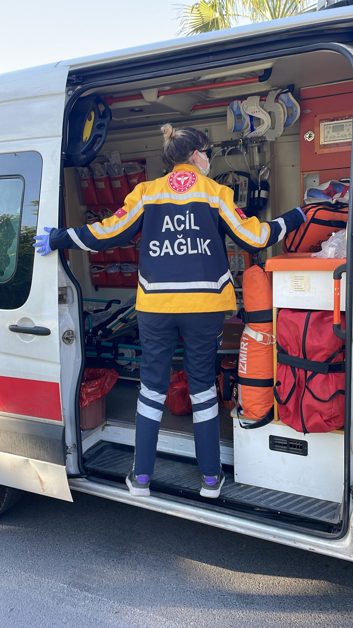 İzmir'de belediye otobüsünde fenalaşan genç hastaneye kaldırıldı