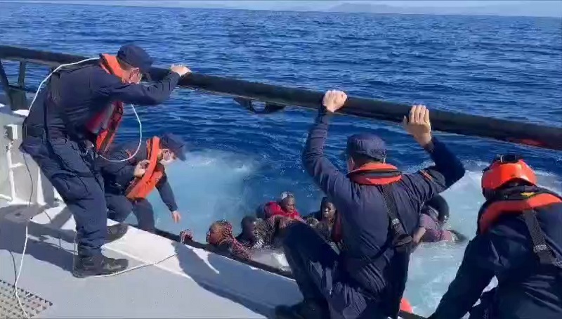 Fethiye açıklarında batan can salındaki 13 düzensiz göçmen kurtarıldı