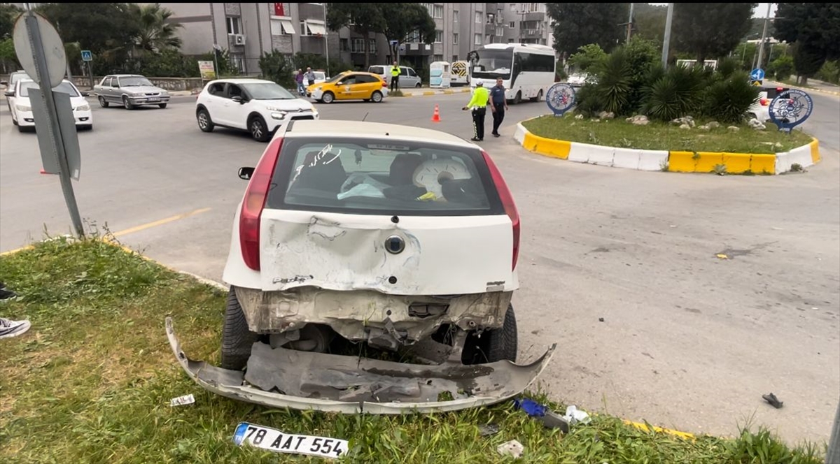 Aydın'da iki otomobilin çarpışması sonucu 4 kişi yaralandı