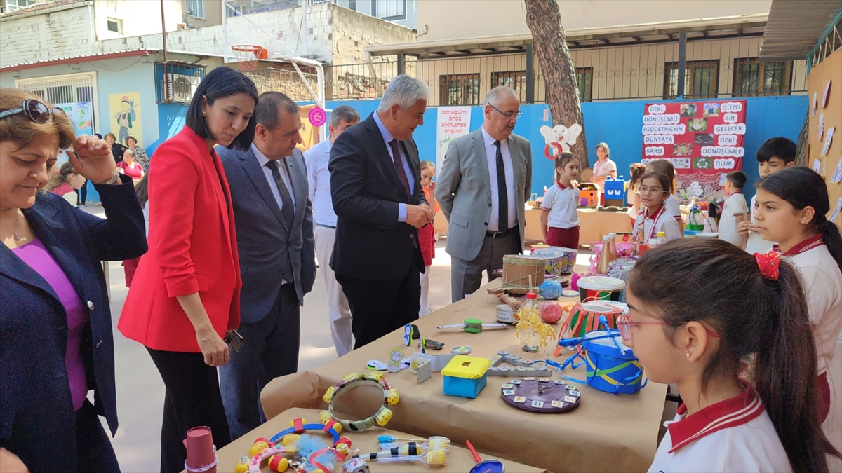 Ödemiş'te öğrenciler atıklardan yaptıkları ürünleri sergiledi
