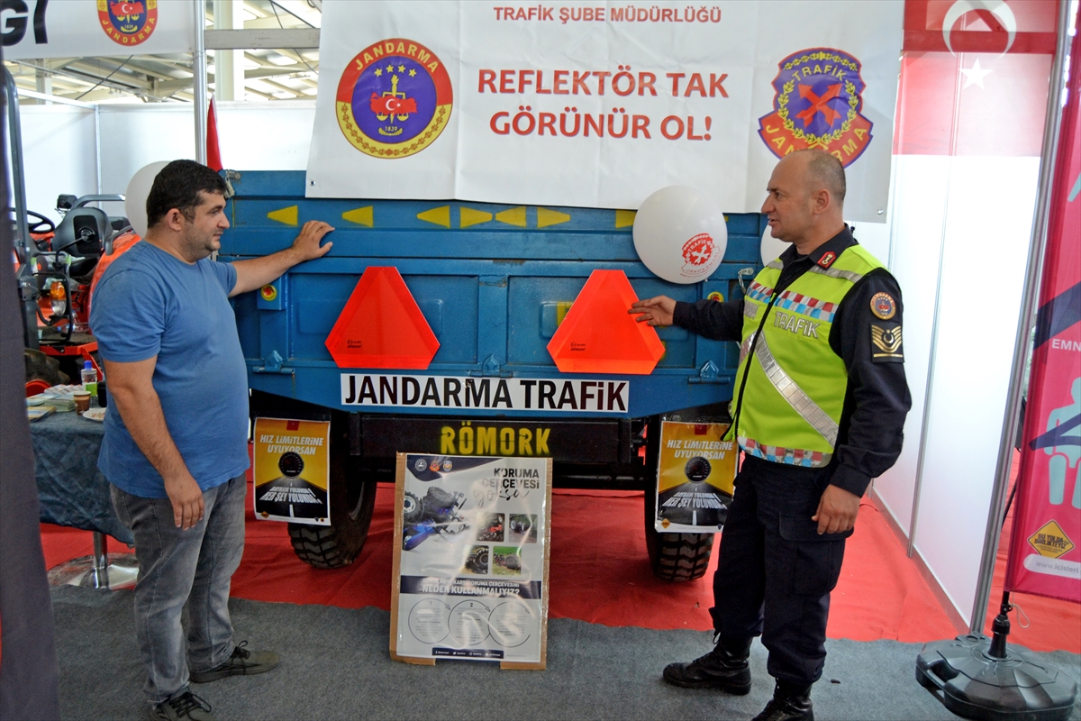 Fethiye'de jandarma ekipleri fuarda bilgilendirme standı açtı