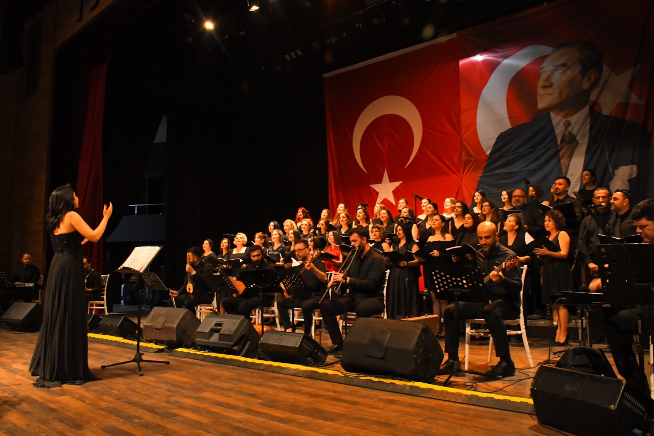 Torbalı'daki öğretmenlerin oluşturduğu koro polisler için konser verdi