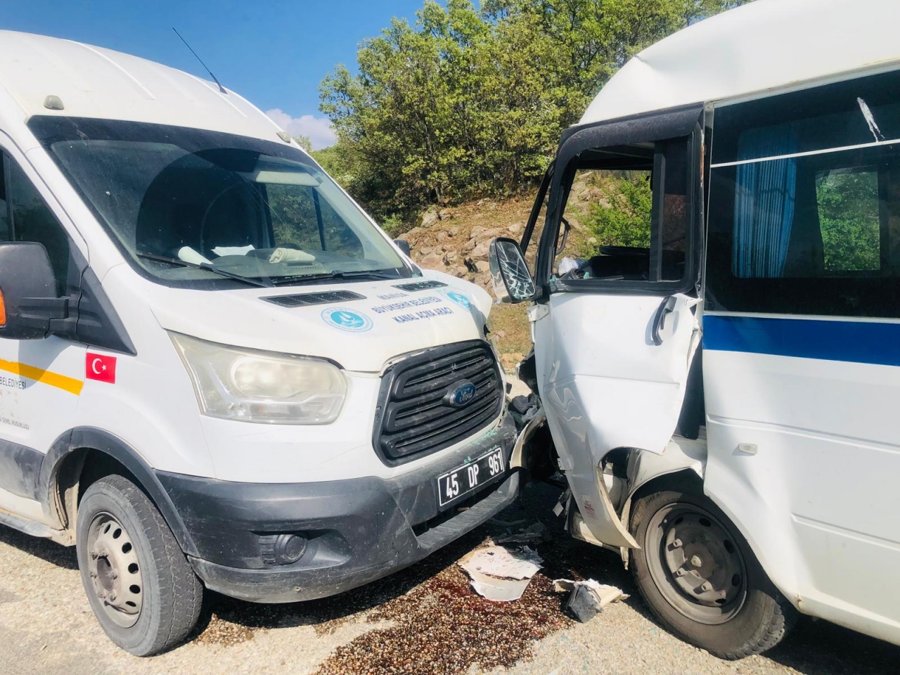 Manisa'da kamyonetle çarpışan servis minibüsündeki 9 öğrenci yaralandı