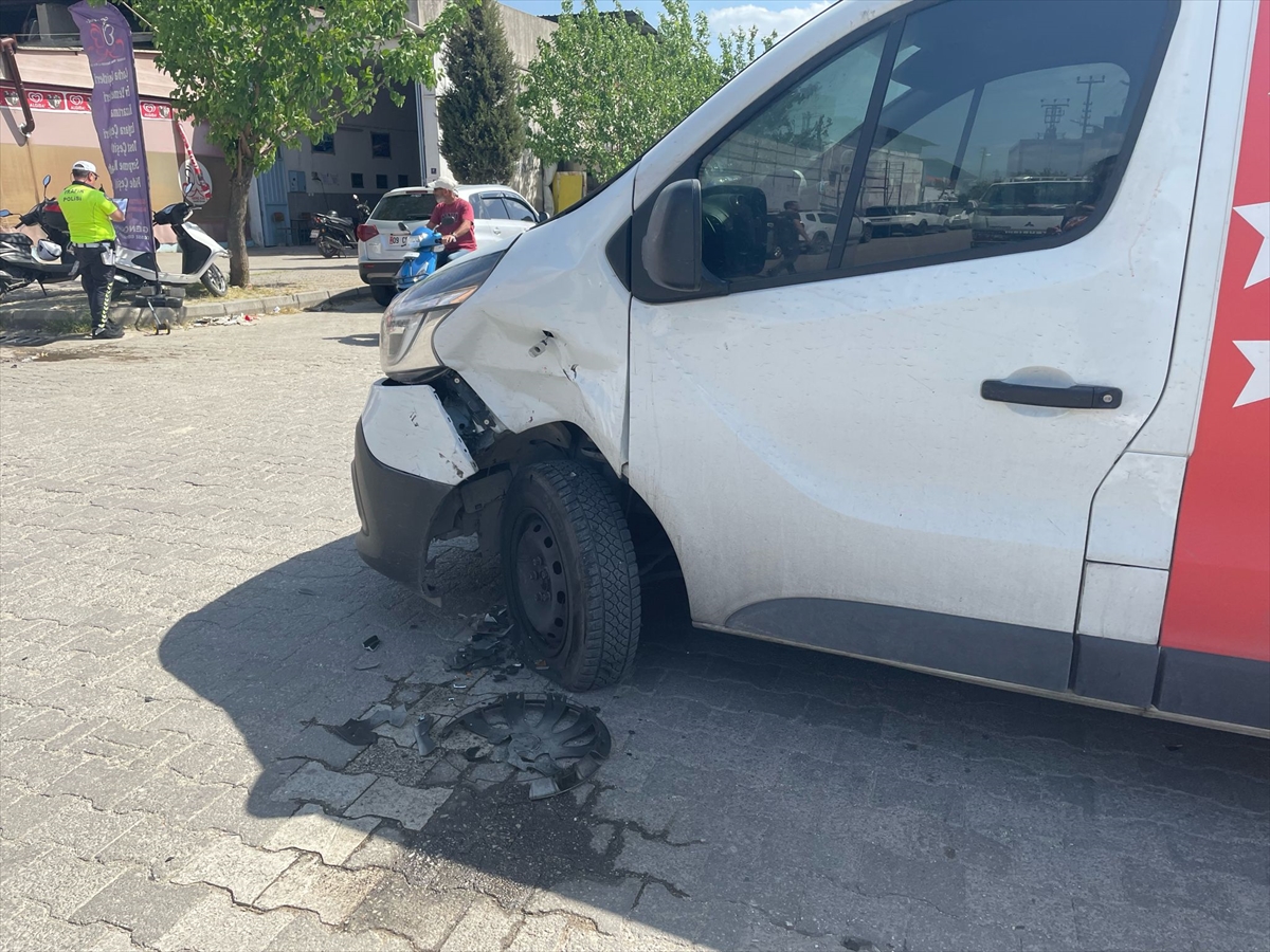 Nazilli'de panelvanla çarpışan motosikletin sürücüsü yaralandı