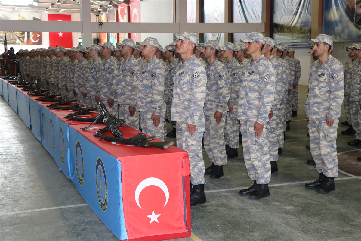 Eğitimlerini tamamlayan sözleşmeli erler yemin etti