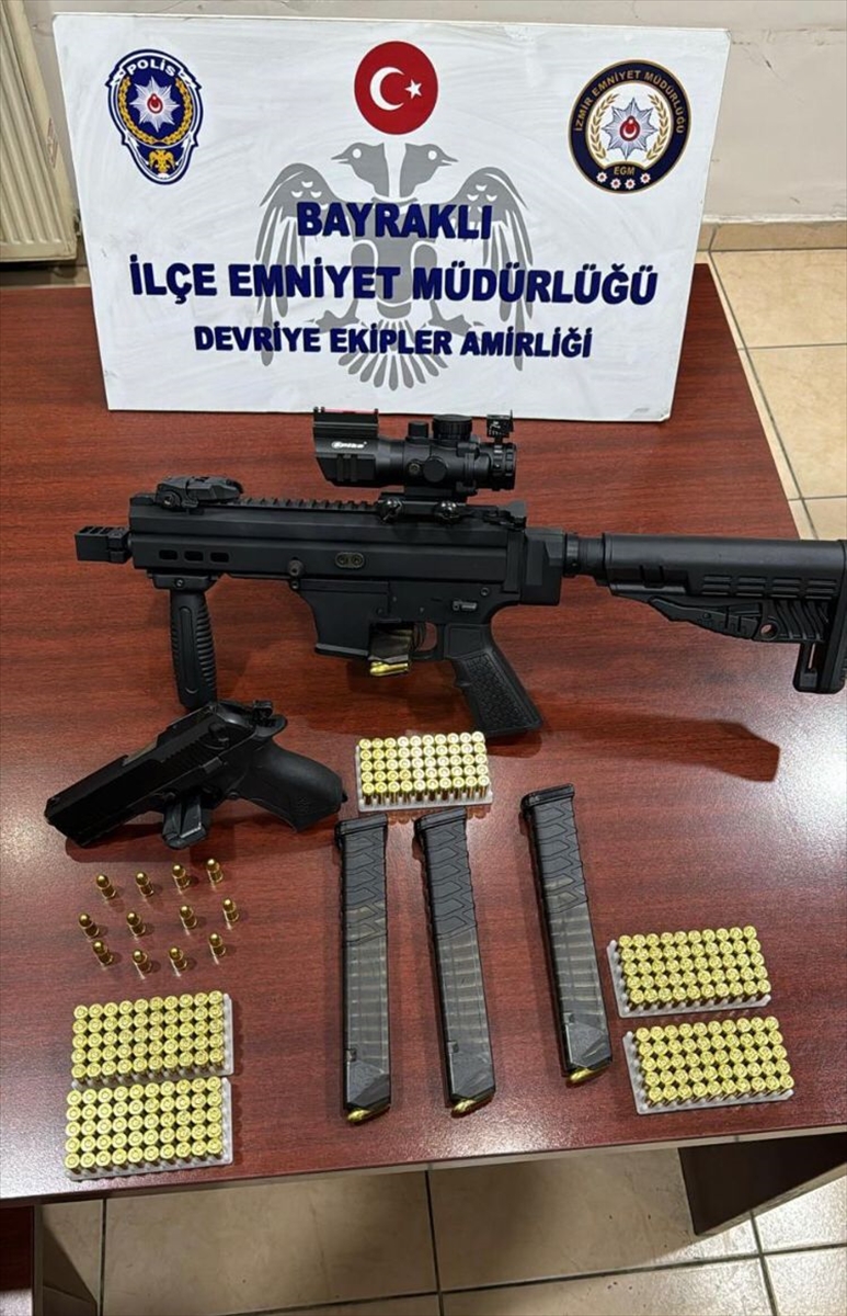 İzmir'de evde biri uzun namlulu tam otomatik iki silah ele geçirildi